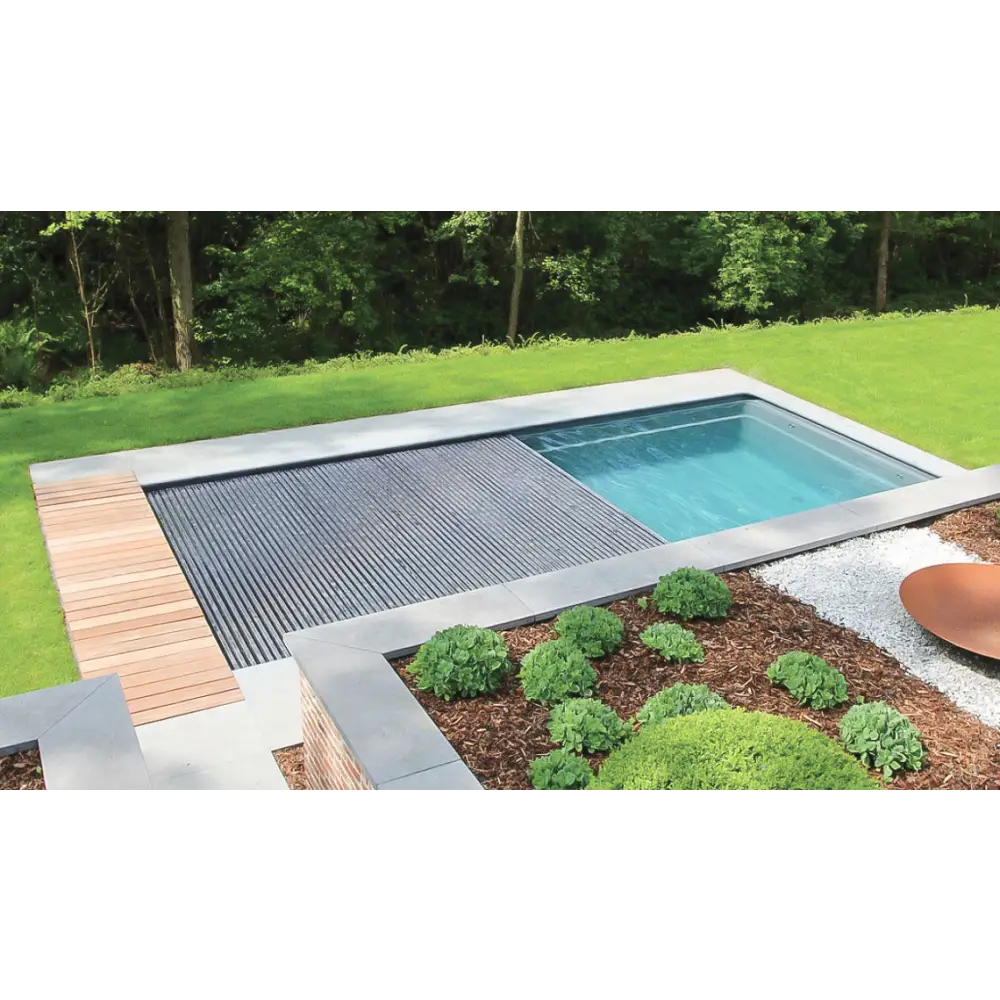Modern Leisurepools Reflection pool med turkost vatten och lamellskydd
